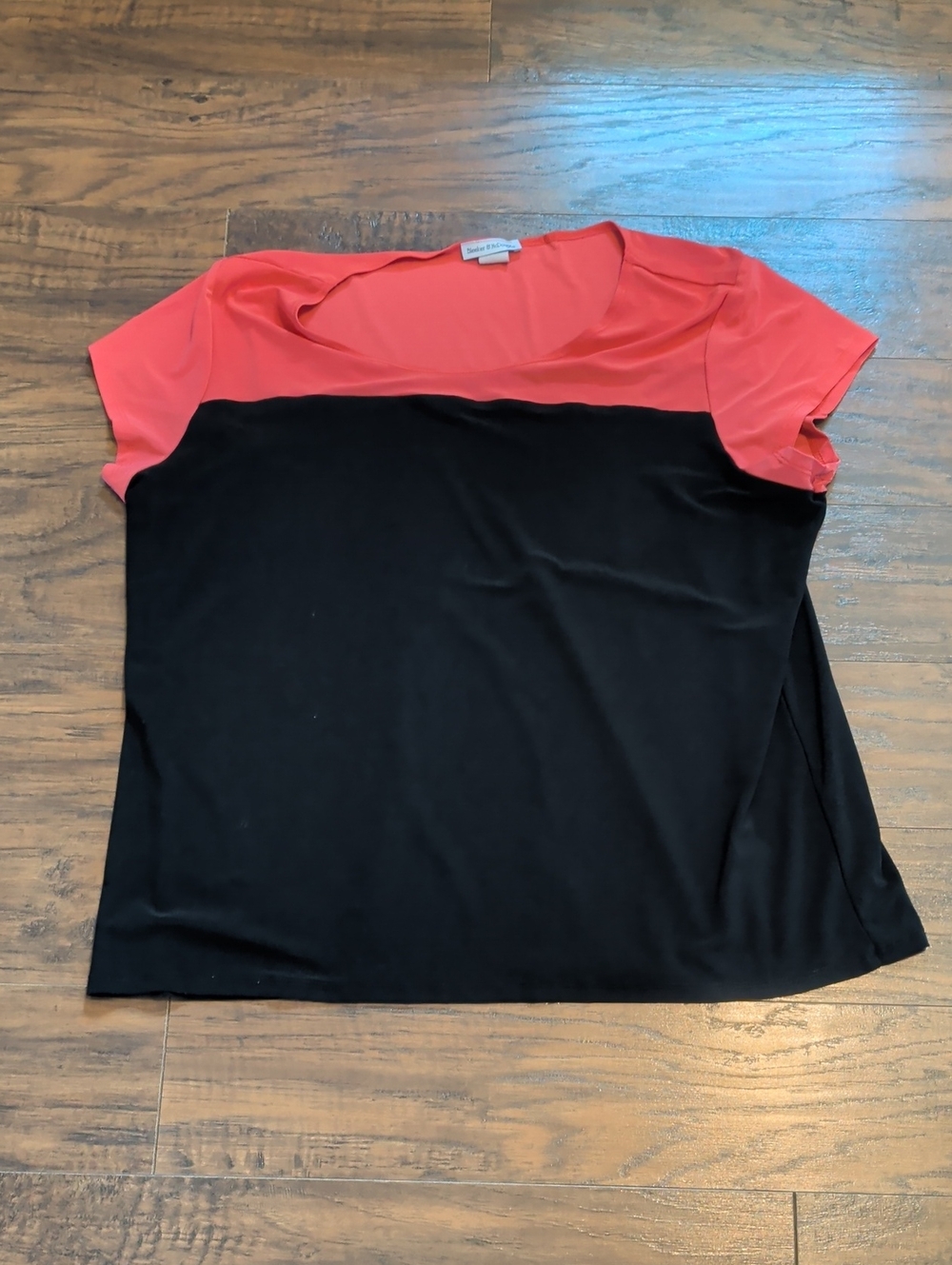 Colorblock Short-Sleeve Women's Top - Black and Coral